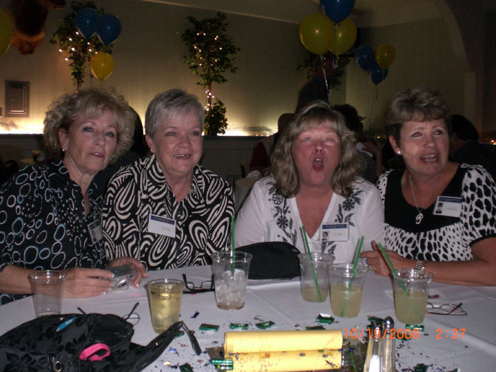 Nancy Swenson, Linda Cox, Janie Elsey and Patty Madden a.jpg (135075 bytes)